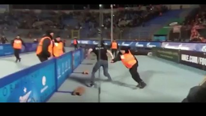 Il slalome entre des stadiers et réussit à leur échapper