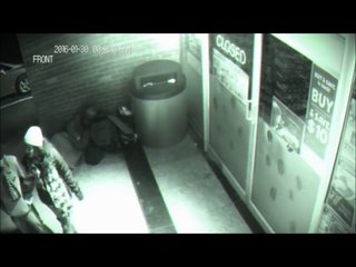 registran fantasma cruzando la puerta de un local