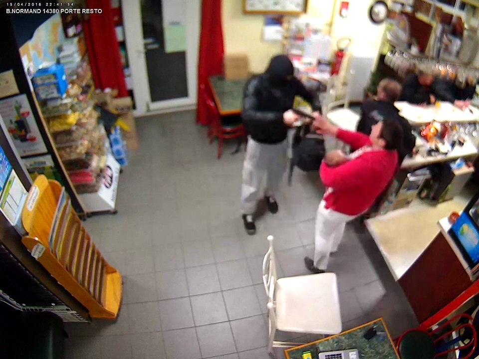 Une patronne de bar humilie un braqueur pointant son pistolet sur elle
