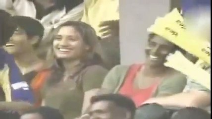 Funny Incident...Girls Proposing To Dhoni But Dhoni Reaction Is Funny...