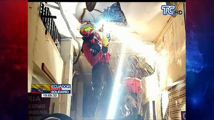 Rescate de una familia atrapada por el terremoto