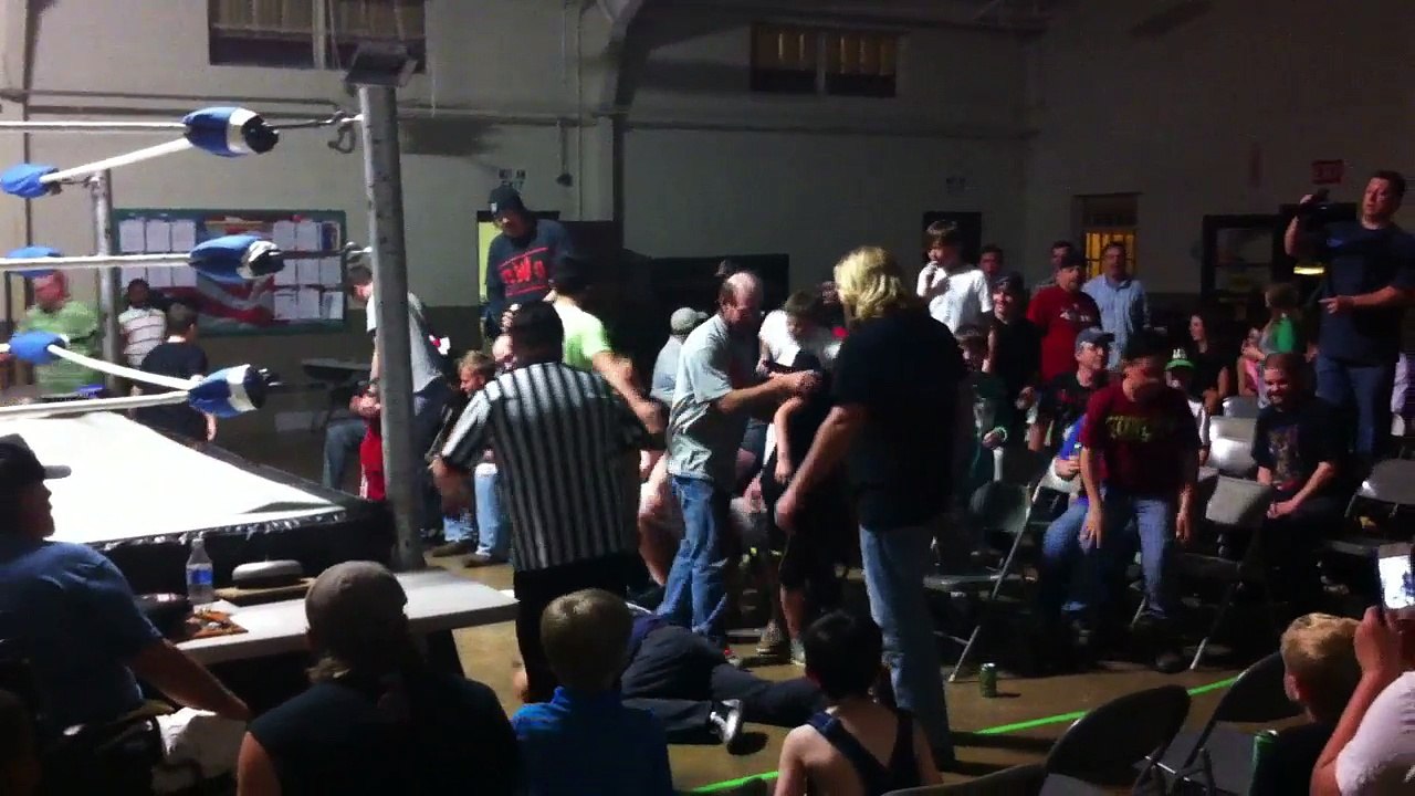 "The Prince of Pain" Joe Kane vs. "Loco Lobo" Barry Wolf - Pro Wrestling EGO - EGO Heavyweight Championship - STREET FIGHT