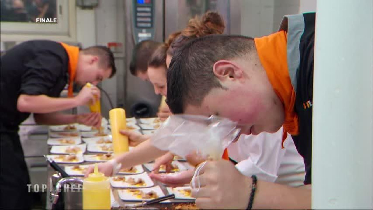 Pierre prend le dressage des desserts en main !