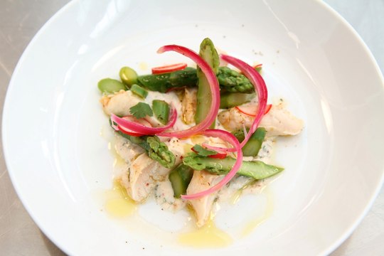 Aiguillettes de poulet, fromage blanc citron coriandre, asperges vertes et pickels d'oignons rouge