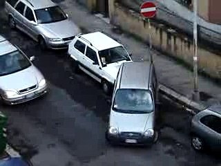 Une femme essaie de garer sa voiture