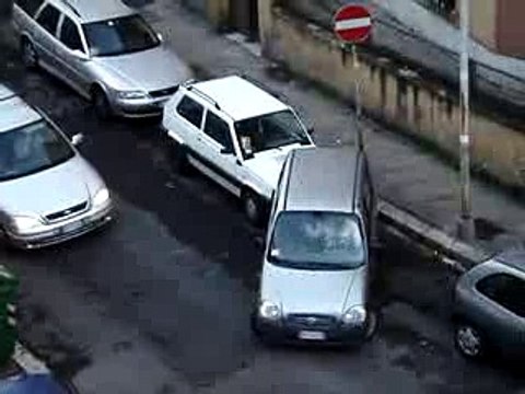 Une femme essaie de garer sa voiture