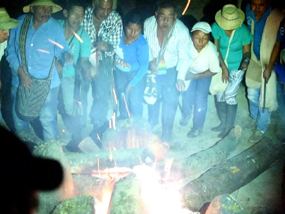 Colombie: de la guérilla à la terre mère, le retour des jeunes indiens Nasa