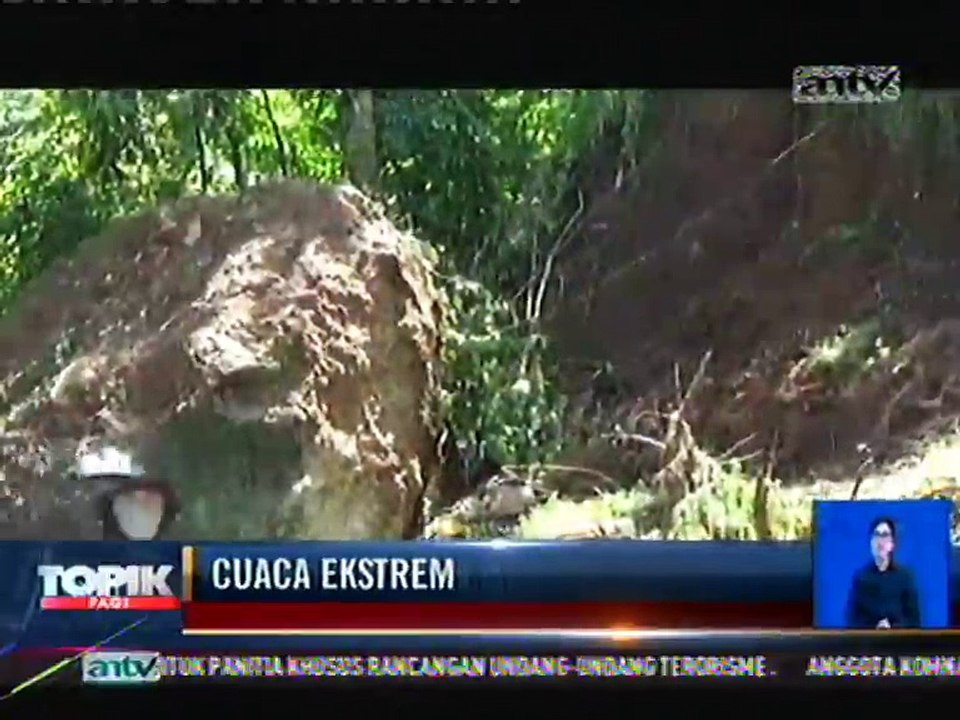 Tebing Longsor Timpa Rumah dan Jalan di Sukabumi