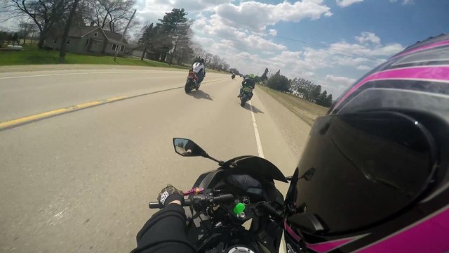 Motard VS chien qui traverse (vue second angle)