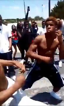 Une père intervient dans la baston de son fils et met fin à la baston en 2 sec