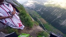 Passer sous une chute d'eau en Wingsuit. Expérience magique