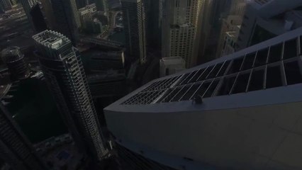 Ce mec s'amuse en glissant sur le toit d'un gratte-ciel !