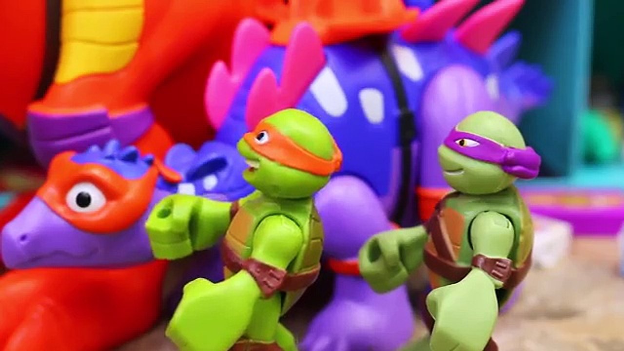 Teenage Mutant Ninja Turtles Metalhead Builds Robo Raptor Eating Pizza with T-Rex Dinosaur Pet