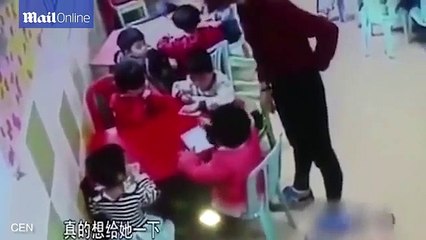 Une grand-mère corrige une institutrice qui violentait des enfant dans sa classe