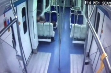 İzmir'de Skandal! Trende İki Durak Arası İlişkiye Giren Çift Kamerada