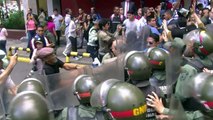 Bloquean ingreso de opositores a sede electoral en Venezuela