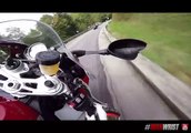 Deux motards font une course sur une route de montagne