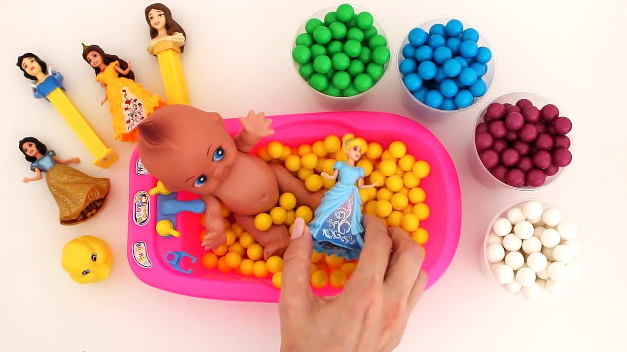 Learn Colors & Counting Baby Doll Bath Time Playing with Pez & Disney Princess Toys RainbowLearning