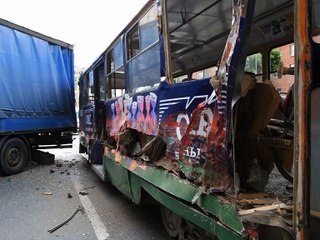 Трамвай распарывает бок об угол фуры. Real video