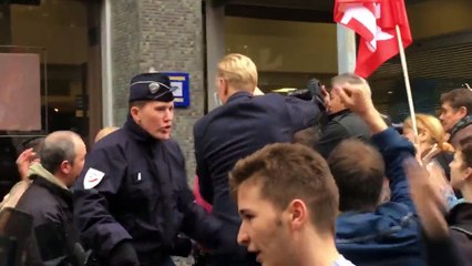 Emmanuel Macron se prend des oeufs à Montreuil - Belle accueil