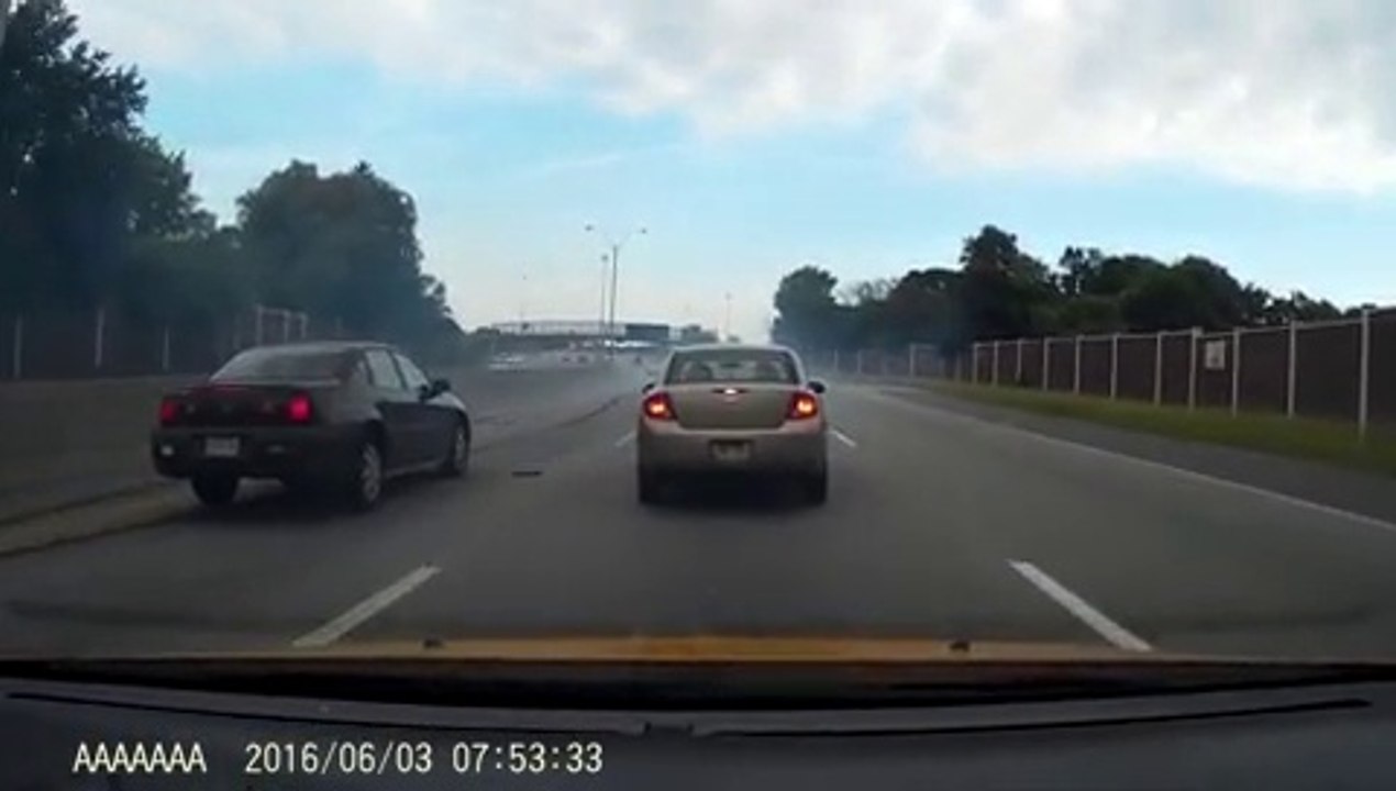 Vexé de s'etre fait doubler, ce débile accelère et perd le controle de sa voiture de sport