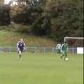 Ce footballeur amateur a un très gros niveau !