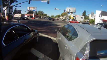 Un automobiliste renverse un motard