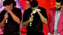 OMG ! Akshay Kumar CRIES In Public At Housefull 3 Success Party