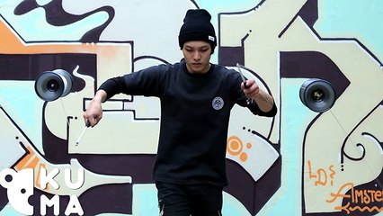 Il réalise des figures impressionnantes à l'aide de son diabolo