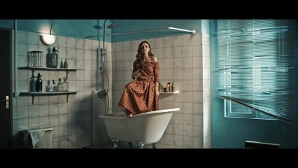 Alison Wheeler x Glamour - Chanteuse de salle de bain