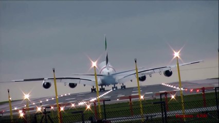 Descargar video: Airbus A380 vs Boeing 747 Crosswind Storm Landings Takeoffs Touch and GO