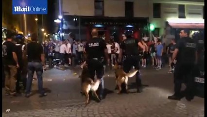 TIFOZET ANGLEZE NE MARSEJE PERPLASEN DHE PROVOKOJNE ME PARRULLA PER ISIS LAJM