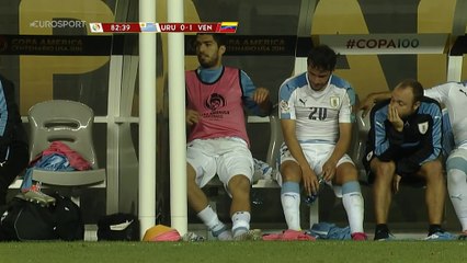 Luis Suarez pete un cable et s'énerve sur le banc des remplaçants - Copa América