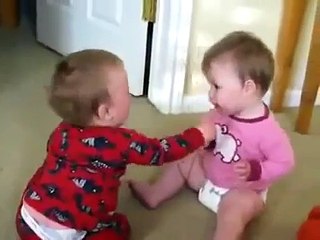 Emzik Kavgası  Sonu Gözyaşı ile Bitiyor  Komik Bebekler