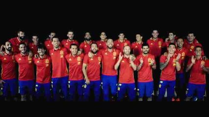 Niña Pastori y Sergio Ramos cantan el nuevo himno de "La Roja"