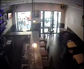 La vidéo-surveillance de la serveuse agressée à Nice pour avoir servi de l'alcool pendant le Ramadan