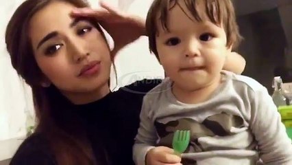 Pintarnya El Barack Alexander Makan Mango Sama Mama Jessica Iskandar