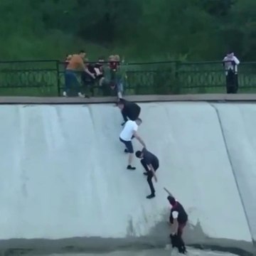 Chaîne humaine pour sauver un chien de la noyade !