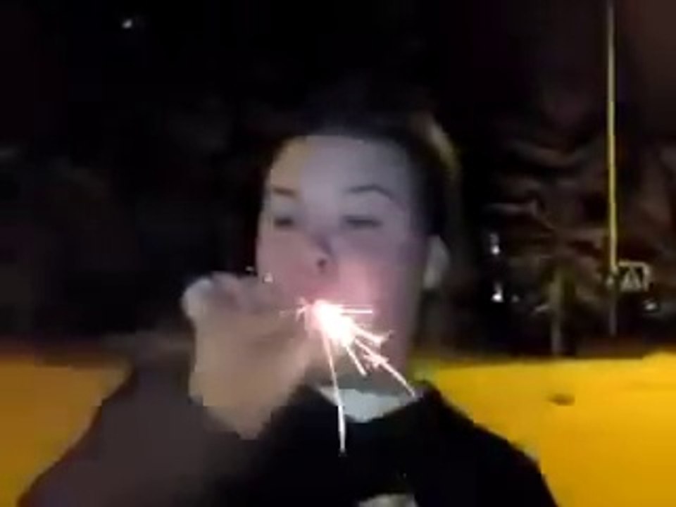 Il gobe un bâton d'artifices dans sa bouche ! Merci l'alcool...