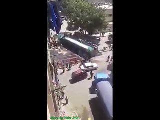 Xe bồn chở xăng gặp nạn! Người dân thấy vui nên bu lại xem. Kết: Chết vì nhiều chuyện là ...