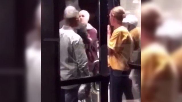 Justin bieber se bat en pleine rue