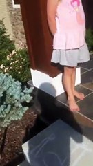 Cette petite fille a une drôle de façon de dessiner les girafes !