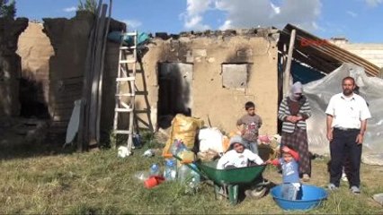 Yüksekova Yıkılan Evlerini Yanına Yaptıkları Barakada Kalıyorlar