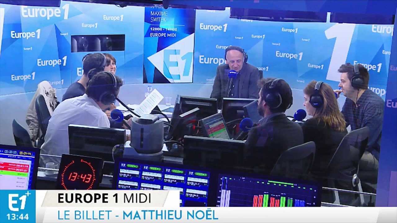 Matthieu Noël s'intéresse à notre meneuse de jeu, Anissa Haddadi