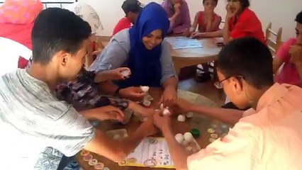 Les jeunes accueillis à l'association Ourika Tadamoune autour d'un jeu de société.