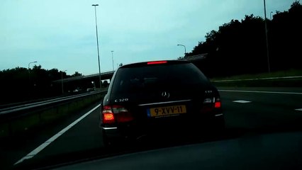 Durant un road rage il sort ses boules sans pression