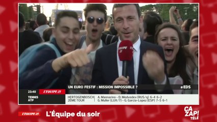 Le journaliste de l'Equipe envahi par le public lors de grand show de l'Euro