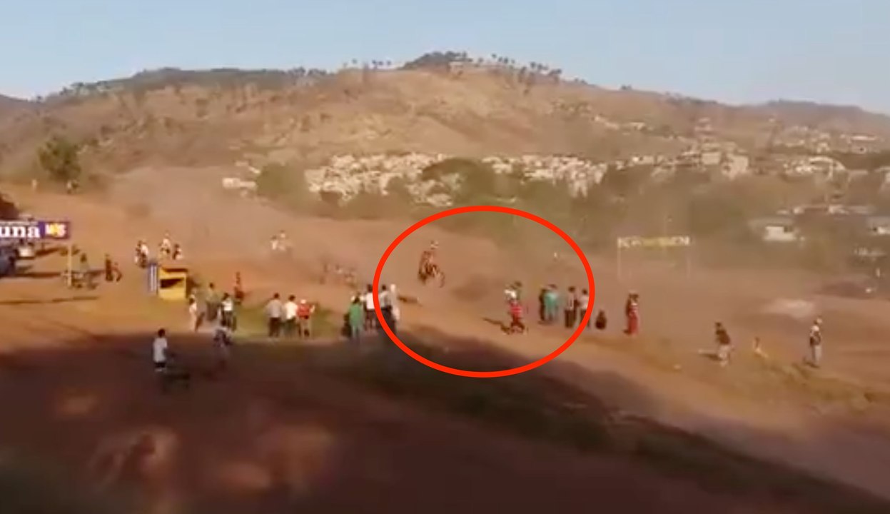 Un homme traverse la route pendant une course de moto et passe un mauvais moment...