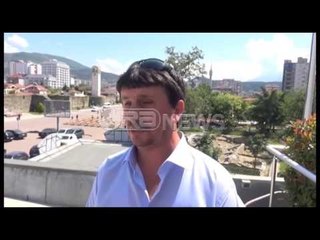 Ora News – Fanella gjigante e Armando Sadikut ekspozohet në kalanë e Elbasanit