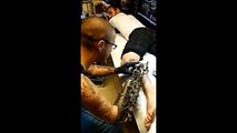 Un tatoueur français utilise un bras biomécanique pour réaliser ses tatouages